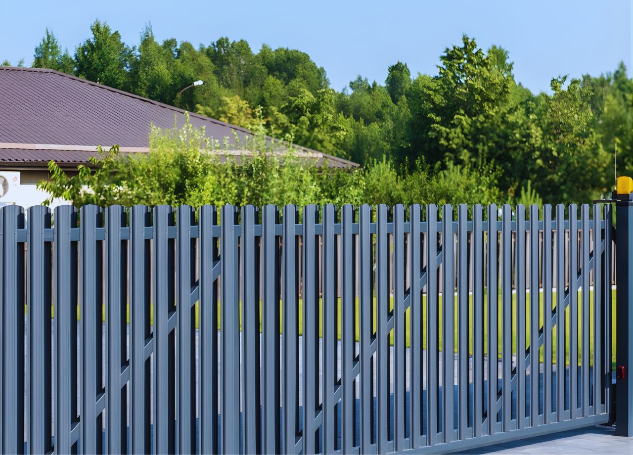 Trapézlemez kerítésléc vidéki házhoz: jó választás vagy kompromisszum?